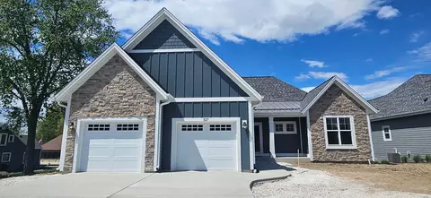327 Sandy, Pewaukee, WI 53072
