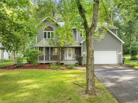 553 Forest Gln, Fontana, WI 53125