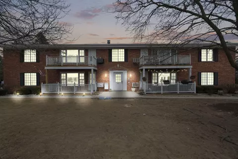 612 Laurel Lk #8, Thiensville, WI 53092