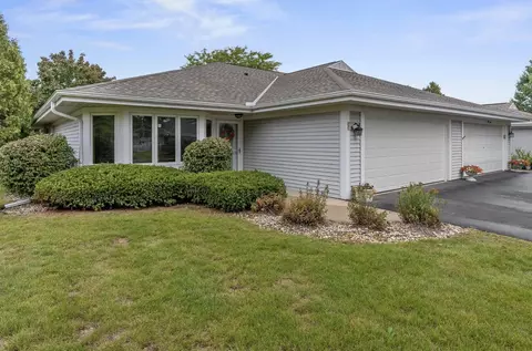 7312 W Mequon Sq, Mequon, WI 53092