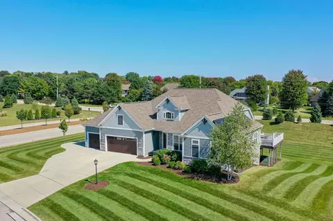 5622 S Fox Tail, New Berlin, WI 53151