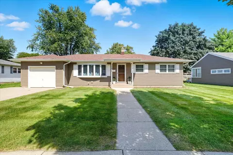 1328 Meadow Lark, Waukesha, WI 53188