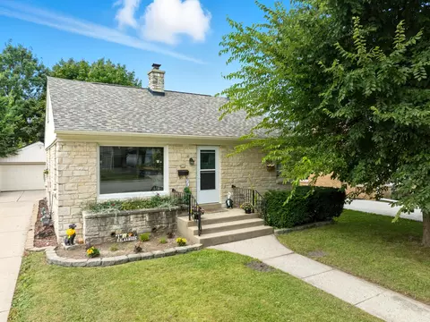 826 N Oakwood, Oconomowoc, WI 53066