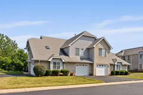 6910 S Rolling Mdws, Oak Creek, WI 53154