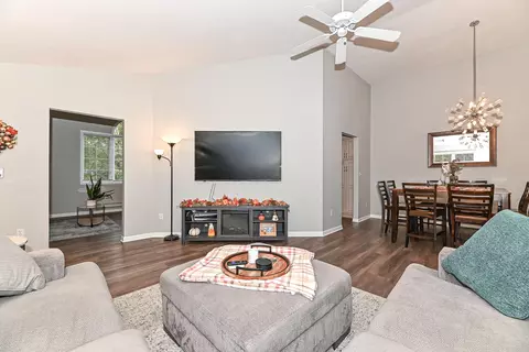 8957 Woodbridge #8957, Greendale, WI 53129