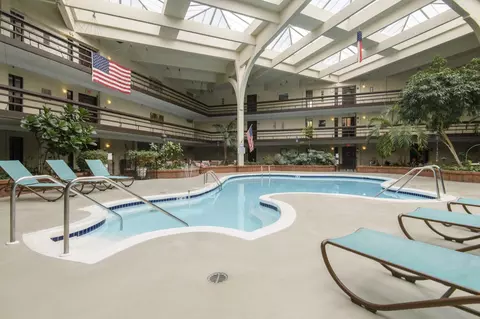 5200 S Tuckaway #108, Greenfield, WI 53221