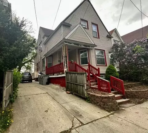3735 W Kilbourn, Milwaukee, WI 53208