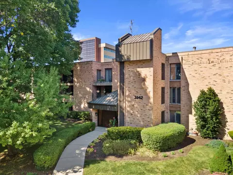 3942 N Oakland #342, Shorewood, WI 53211