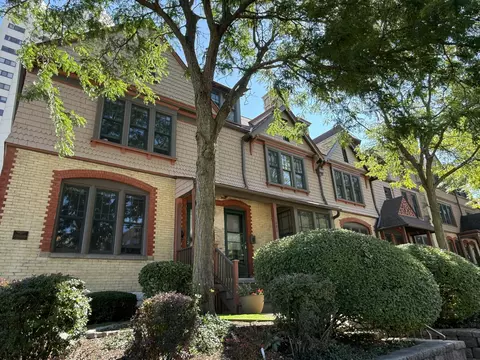 1630 N Farwell, Milwaukee, WI 53202
