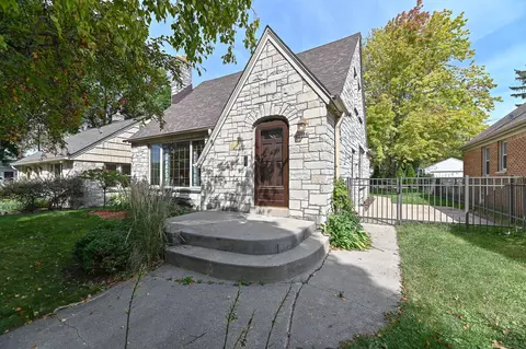 9026 W W Ctr, Milwaukee, WI 53222