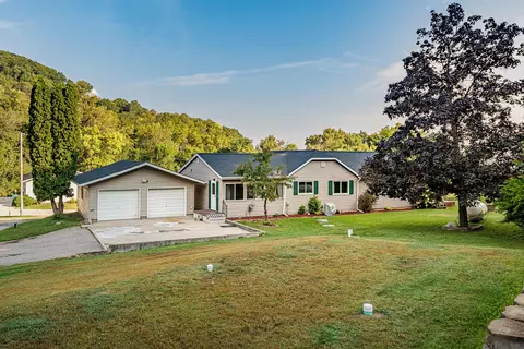 46825 Oak Hl, Dresbach, MN 55947