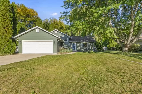 422 Cheshire, Pewaukee, WI 53072