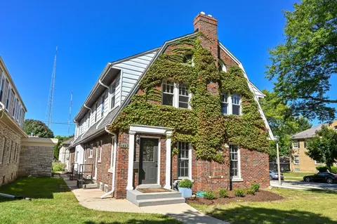 4053 N Bartlett #1615 E KENMORE PL, Shorewood, WI 53211