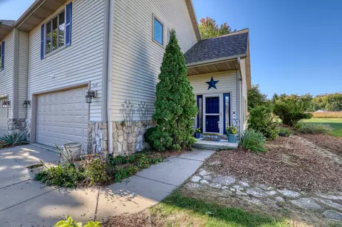 688 Summer Crk, Oconomowoc, WI 53066