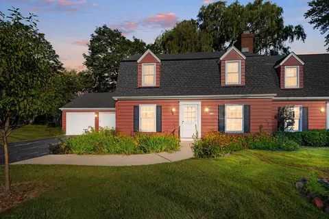 1012 W Cedar Rdg, Mequon, WI 53092