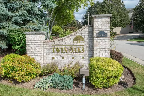 8629 S Country Clb, Franklin, WI 53132