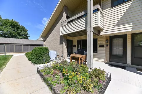 1611 S Carriage, New Berlin, WI 53151