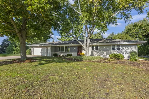 w359n5707 Surrey, Oconomowoc, WI 53066