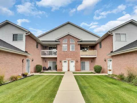 w241n2573 E Parkway Mdw UNIT 3, Pewaukee, WI 53072