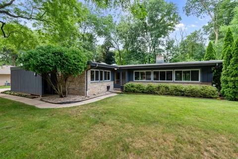 2401 W Apple Tree, Glendale, WI 53209