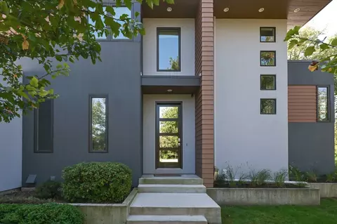 4821 W Glen Cv, Mequon, WI 53092