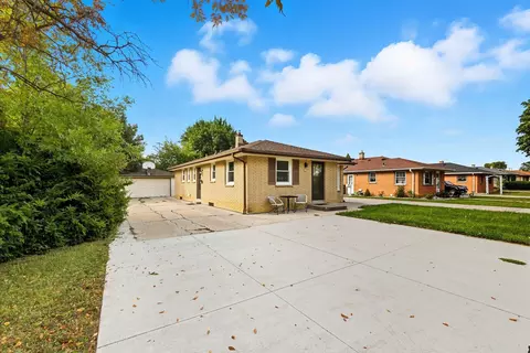 2105 W Carpenter, Milwaukee, WI 53221