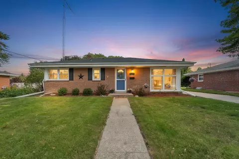 1114 Shorecrest, Racine, WI 53402