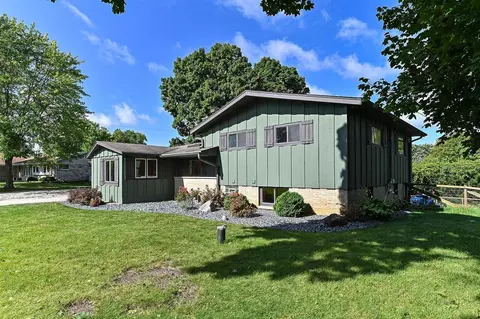 5875 S St Andrews, New Berlin, WI 53146