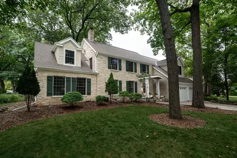 1563 N 122nd, Wauwatosa, WI 53226