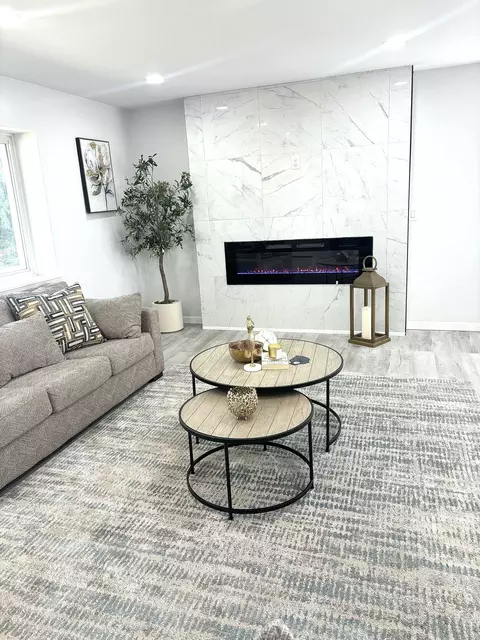2825 W Green Tree, Glendale, WI 53209