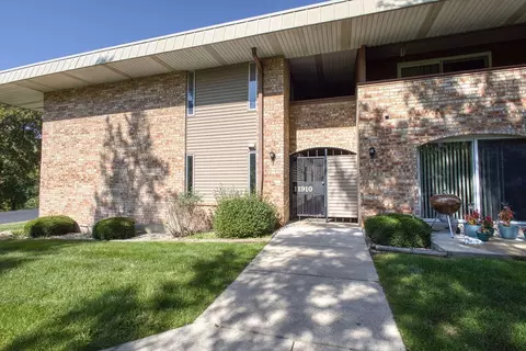 11910 W W Ml #6, Milwaukee, WI 53225