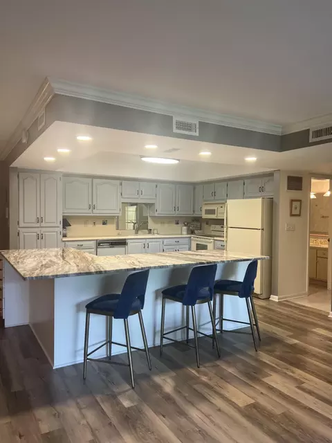 13335 Watertown Plank #111, Elm Grove, WI 53122
