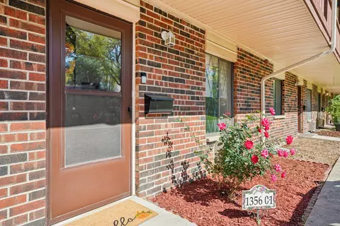 1356 Greenhedge #C1, Pewaukee, WI 53072