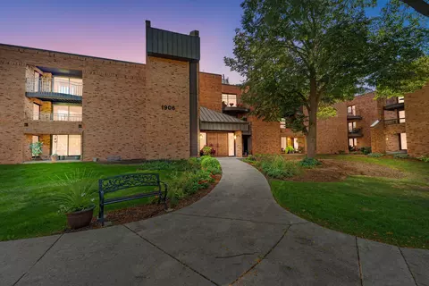 1906 E Shorewood #255, Shorewood, WI 53211