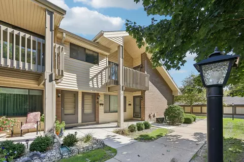 1657 S Carriage, New Berlin, WI 53151
