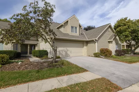 n22w24144 Cloister #6C, Pewaukee, WI 53072