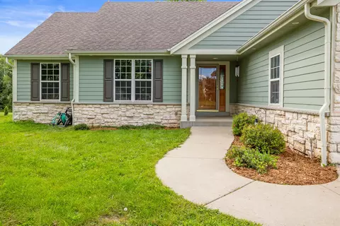815 Sutton, Eagle, WI 53119