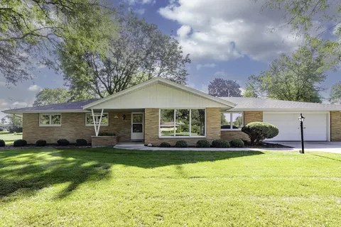 n77w15057 Wood Vw, Menomonee Falls, WI 53051