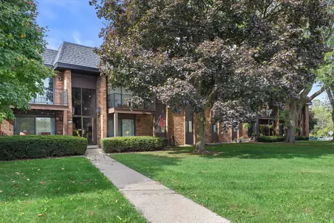 5175 S Root Riv #6, Greenfield, WI 53228