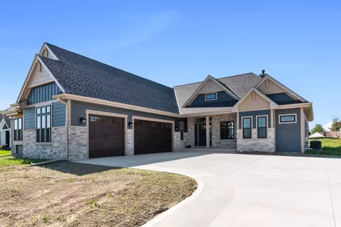 325 Sandstone, Slinger, WI 53086