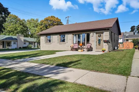 36 W Lincoln, Hartford, WI 53027
