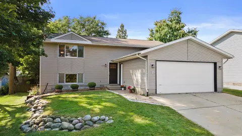 1606 Pleasant Vw, Waukesha, WI 53188