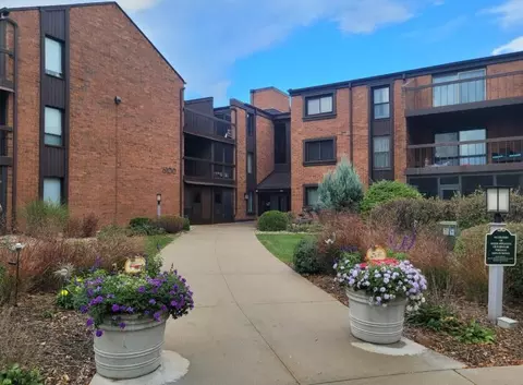 6100 W Stonehedge #320, Greenfield, WI 53220