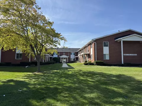 6151 W Howard #32, Greenfield, WI 53220