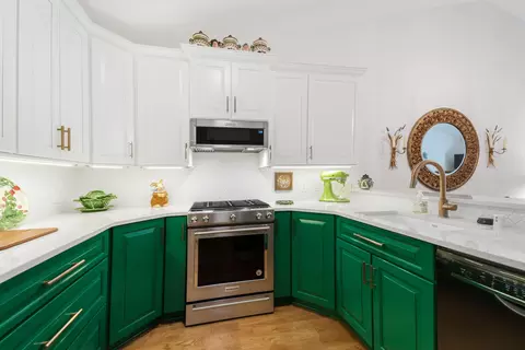 2135 Pine Rdg #D, Grafton, WI 53024