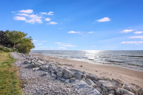 743 Memorial UNIT E, Manitowoc, WI 54220