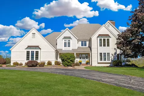 824 W Fox Hunt, Mequon, WI 53092