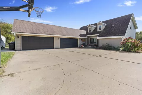w238n4620 Woods Edge, Pewaukee, WI 53072