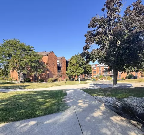 6100 W Stonehedge #260, Greenfield, WI 53220