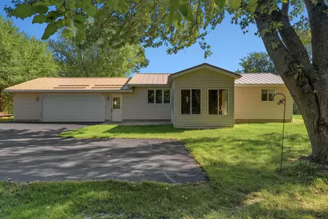 n5796 Lakeview Court East, Onalaska, WI 54650